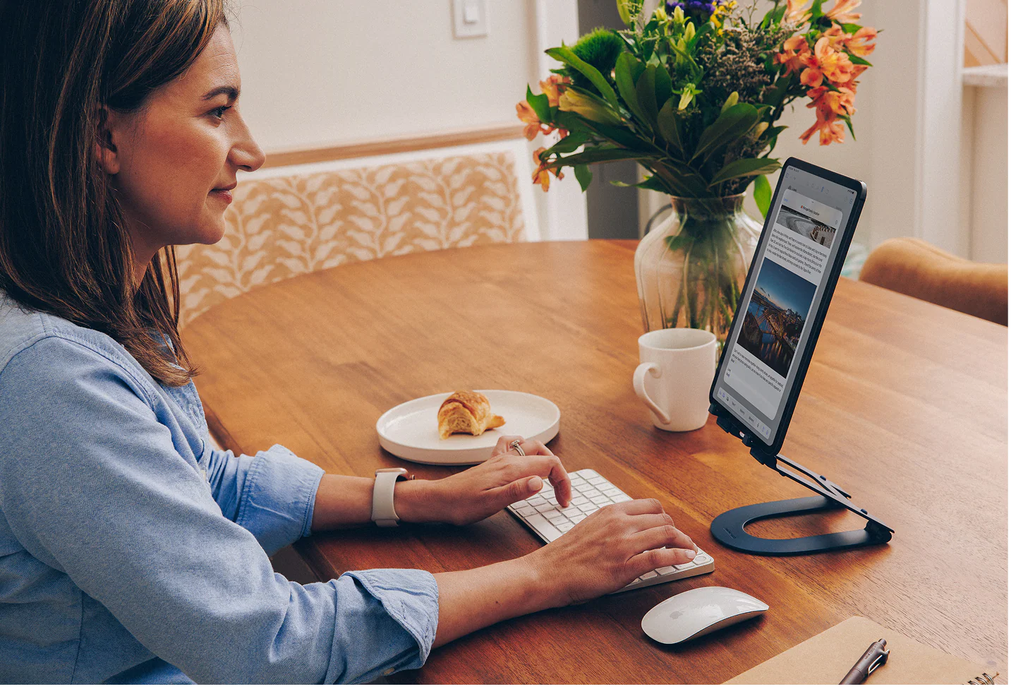 ⁦Curve Mini  - Adjustable Metal Stand for iPad⁩ – תמונה ⁦3⁩